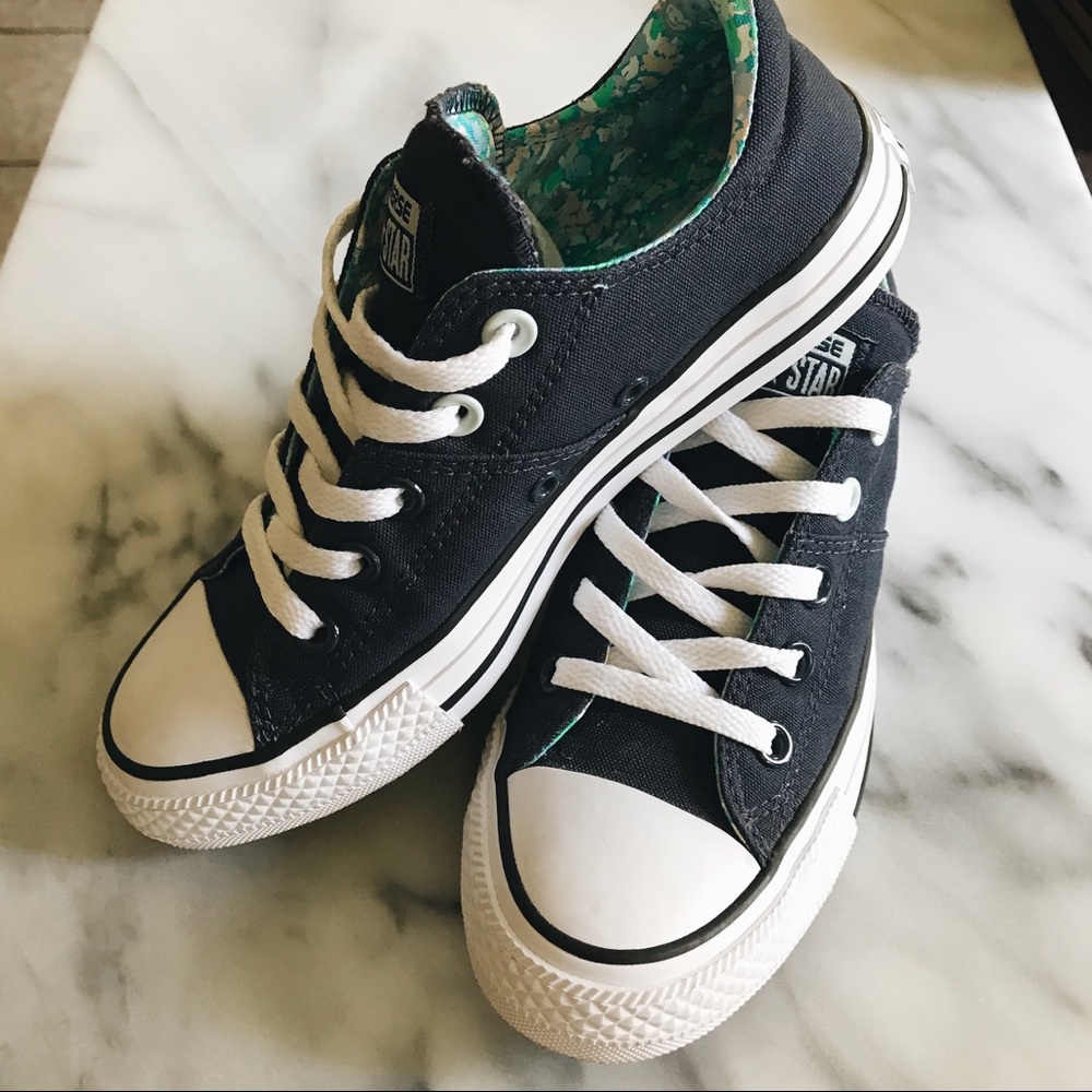 🌟EUC🌟 Navy Blue Converse Madison Low Tops